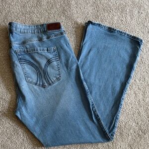 Classic Light Blue Bootcut Jeans for women, size 18R. (88)